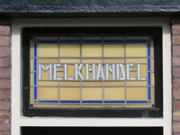 833654 Afbeelding van het glas-in-loodraam met de tekst 'MELKHANDEL' boven de ingang van het winkelhoekpand ...